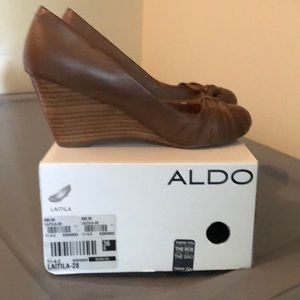 Wedges brown/tan closed toe shoe